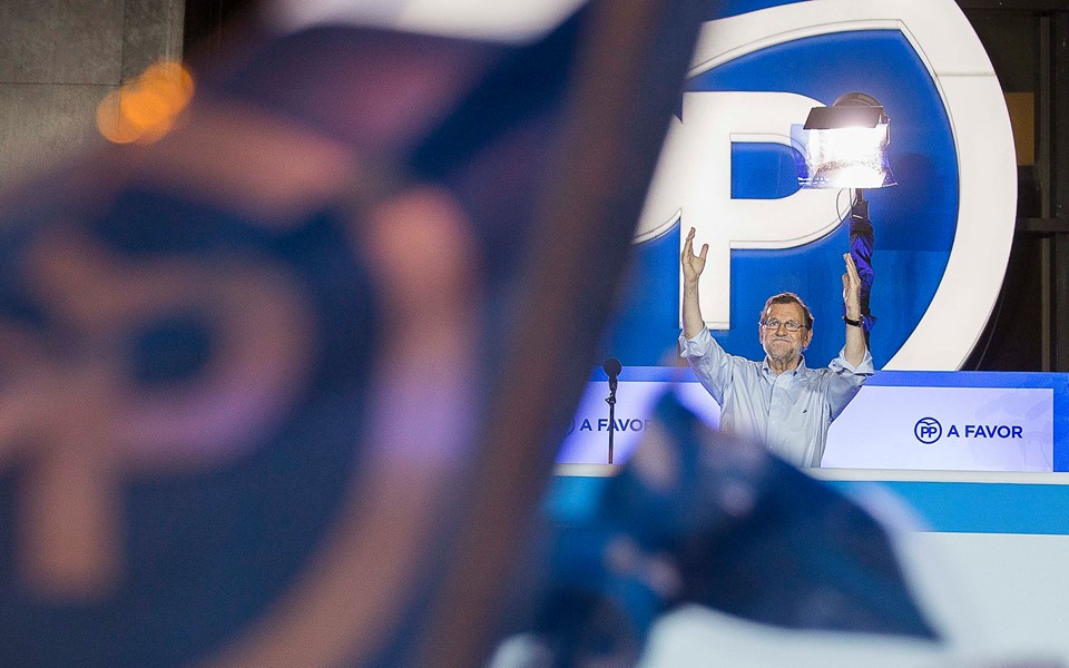 Mariano Rajoy saluda a los simpatizantes del PP desde el balcón de la sede popular en Génova. Foto: Partido Popular