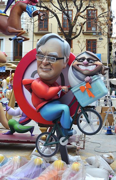 Ninot de Joan Ribó y Mónica Oltra en las pasadas Fallas 2016. Foto: WIKIMEDIA