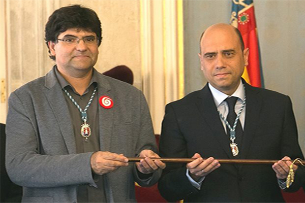 Miguel Ángel Pavón y Gabriel Echávarri sujetan la vara de mando del Ayuntamiento de Alicante. Foto: facebook de Pavón