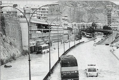 Diferentes instantáneas de los efectos de la gota fría de 1997. Fotos: www.ua.es / alicantevivo.org