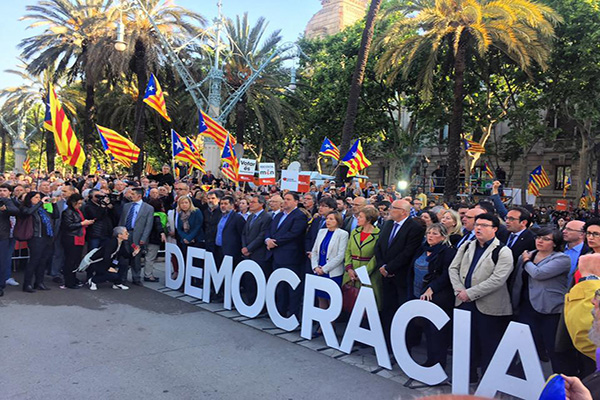 Carme Forcadell recibe muestras de apoyo al ir a declarar ante el TSJC.