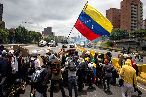 Manifestantes contra el gobierno de Maduro en las calles de Venezuela. Foto: MIGUEL HERNÁNDEZ / EFE