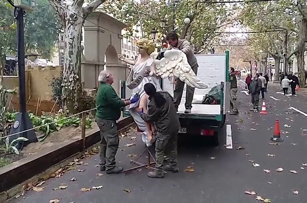 Trabajadores reponen el ángel en el Belén Municipal de Xàtiva.