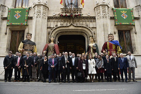 Miembros del Consell de Mallorca y de municipios de la isla posan delante de la sede del Consell. Foto: Consell de Mallorca