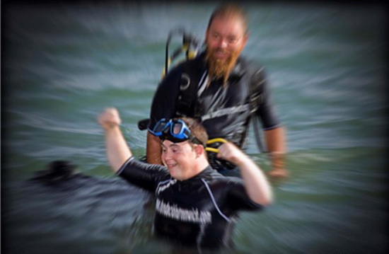 Un participante de "La mar solidaria" disfruta de la actividad. Foto: La mar Solidaria