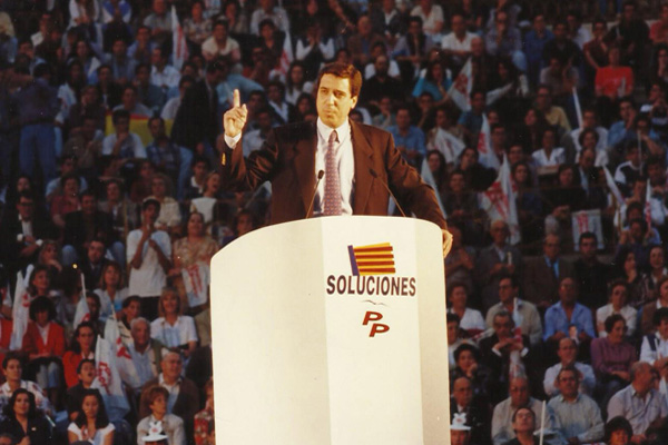 Eduardo Zaplana en un mitin en Alicante. Foto: Archivo de La Verdad de Alicante.