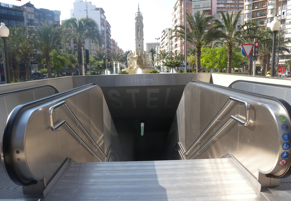 Entrada a la estación de TRAM Luceros, en Alicante. Foto: RICARDO RICOTE