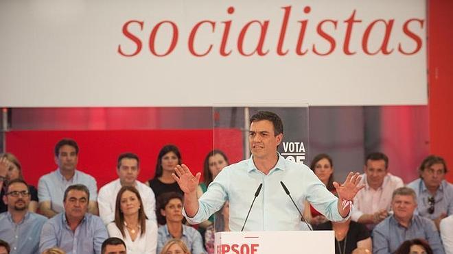 Pedro Sánchez en un acto político con público.