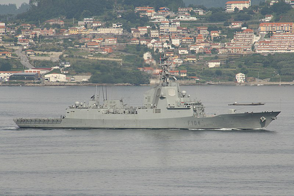 Fragata "Mendez Nuñez" en la ría de Pontevedra.