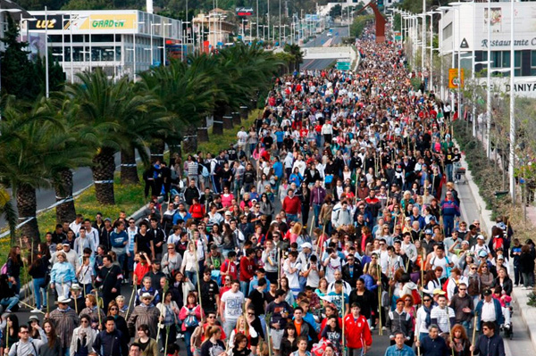 Romería de la Santa Faz de Alicante a su paso por la avenida de Denia.