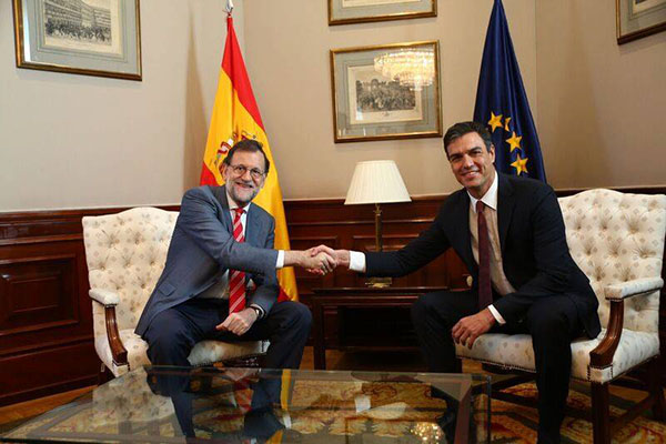 Rajoy y Sánchez se saludan antes de la reunión mantenida en Moncloa. Foto: PP