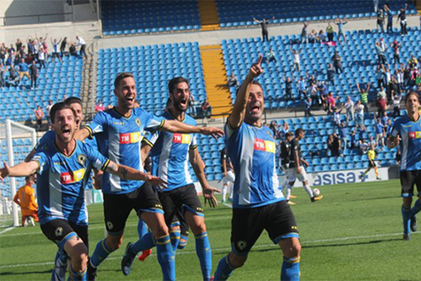 Los jugadores del Hércules CF celebran el resultado del partido en el Rico Pérez. Foto: Hercules CF