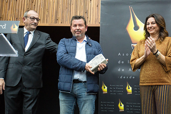 Diego Miralles recibe el premio Libertad de Expresión en La noche del off the record. Foto: JOAQUIN P. REINA