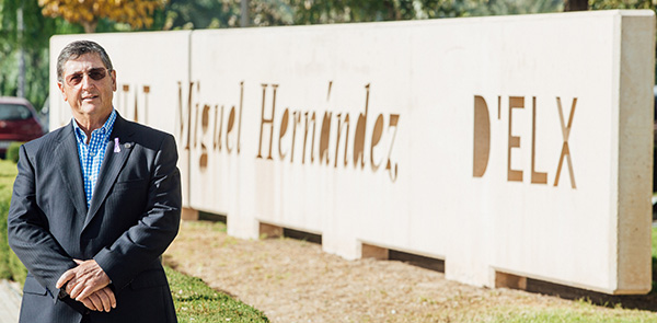 Jesús Tadeo Pastor, rector de la UMH en la entrada del campus. Foto: JOAQUÍN P. REINA.