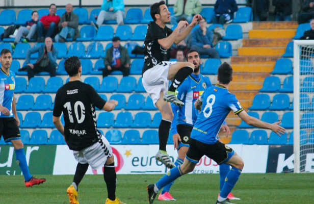 Jugadores disputan un balón en el partido Hércules - Ebro en el Rico Pérez. Foto: Hercules CF