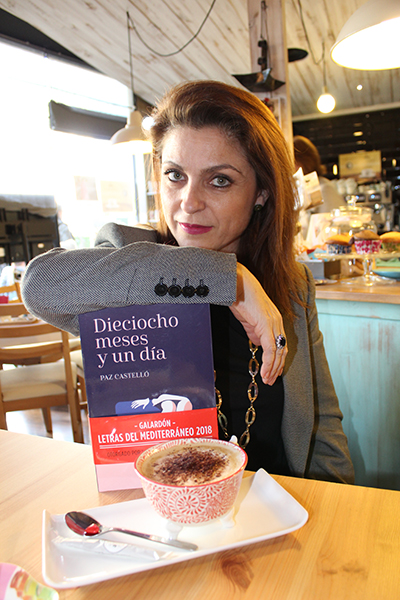 Paz Castelló con su último libro "Dieciocho meses y un día". Foto: Redacción HdL