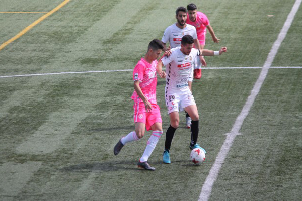 Dos jugadores se disputan el balón en el encuentro Santa Eulalia - Hércules CF en tierras ibicencas. Foto: Hércules CF