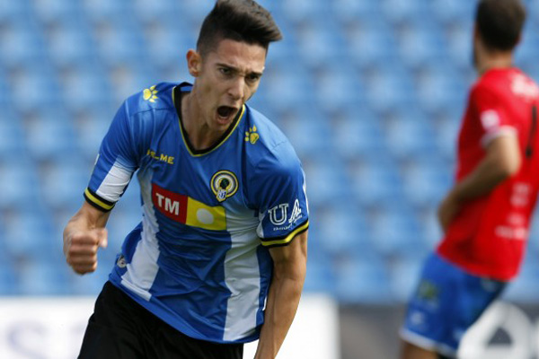 El canterano Alejandro Tarí celebrá su gol de la victoria en tiempo de descuento. Foto: Hércules CF.