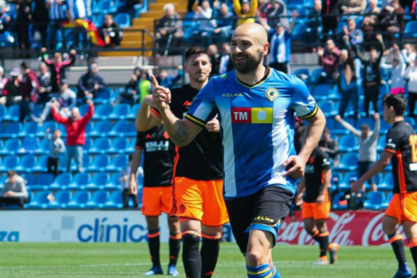 Chechu Flores celebra uno de sus goles frente al Mestalla. Foto: Hercules CF