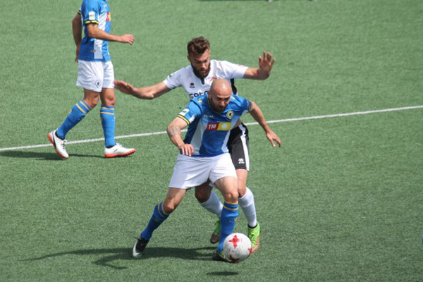 Un jugador del Hércules CF disputa un balón a uno del Ontinyent en el partido disputado el pasado fin de semana. Foto: Hércules CF