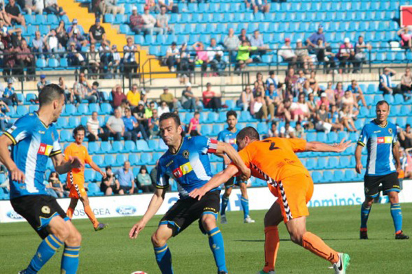 Momento del encuentro entre el Hércules CF y el Llagostera en el estadio Rico Pérez. Foto: Hércules CF