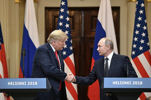 Donal Trump y Vladimir Putin se saludan en la cumbre bilateral entre EEUU y Rusia celebrada en Helsinki. Foto: en.kremlin.ru