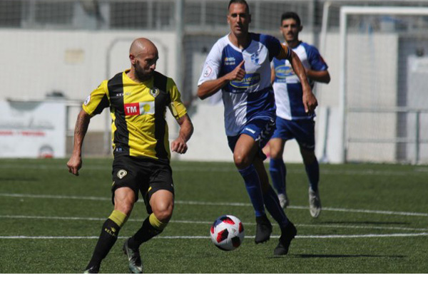 Un jugador del Hércules CF disputa un balón a otro del Ebro en un momento del partido. Foto: Hércules CF