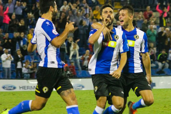 Los jugadores del Hércules celebran el gol de la victoria frente al Badalona. Foto: Hércules CF