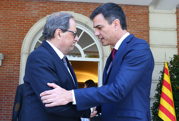 El presidente del Gobierno, Pedro Sánchez, despide al presidente de la Generalitat de Cataluña, Quim Torra, tras su encuentro en La Moncloa en julio de 2018. Foto: Pool Moncloa / Fernando Calvo