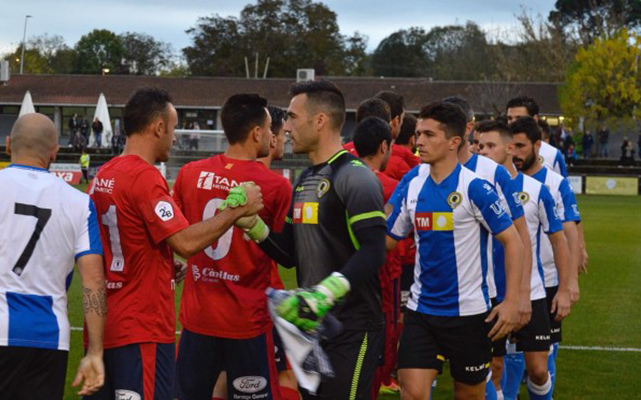 Jugadores del Hércules CF y del Olot se saludan antes del encuentro. Foto: Hércules CF