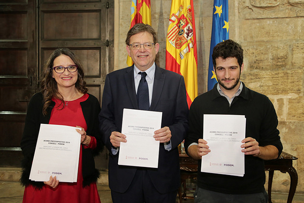 De izquierda a derecha, Monica Oltra, Ximo Puig y Antonio Estañ, de Compromís, PSOE y Podemos, respectivamente. Foto: Presidencia GVA