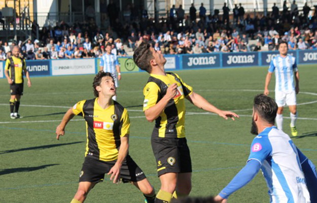 El Hércules CF disputa un balón contra el Atlético Baleares. Foto: Hércules CF