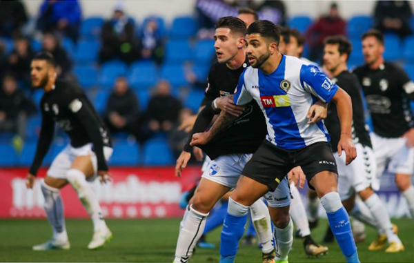 Jugadores del Hércules CF disputan un balón en el encuentro frente al Ebro en el estadio Rico Pérez. Foto: Hércules CF